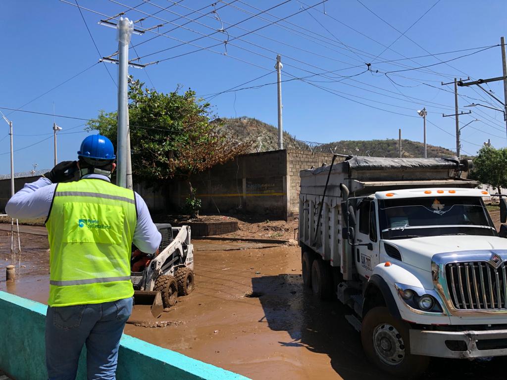 Puerto de Santa Marta realizó limpieza en calles de Pescaíto afectadas por la lluvia