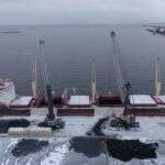 Los mineraleros se pasan al carbón para sobrevivir al desplome de la demanda China