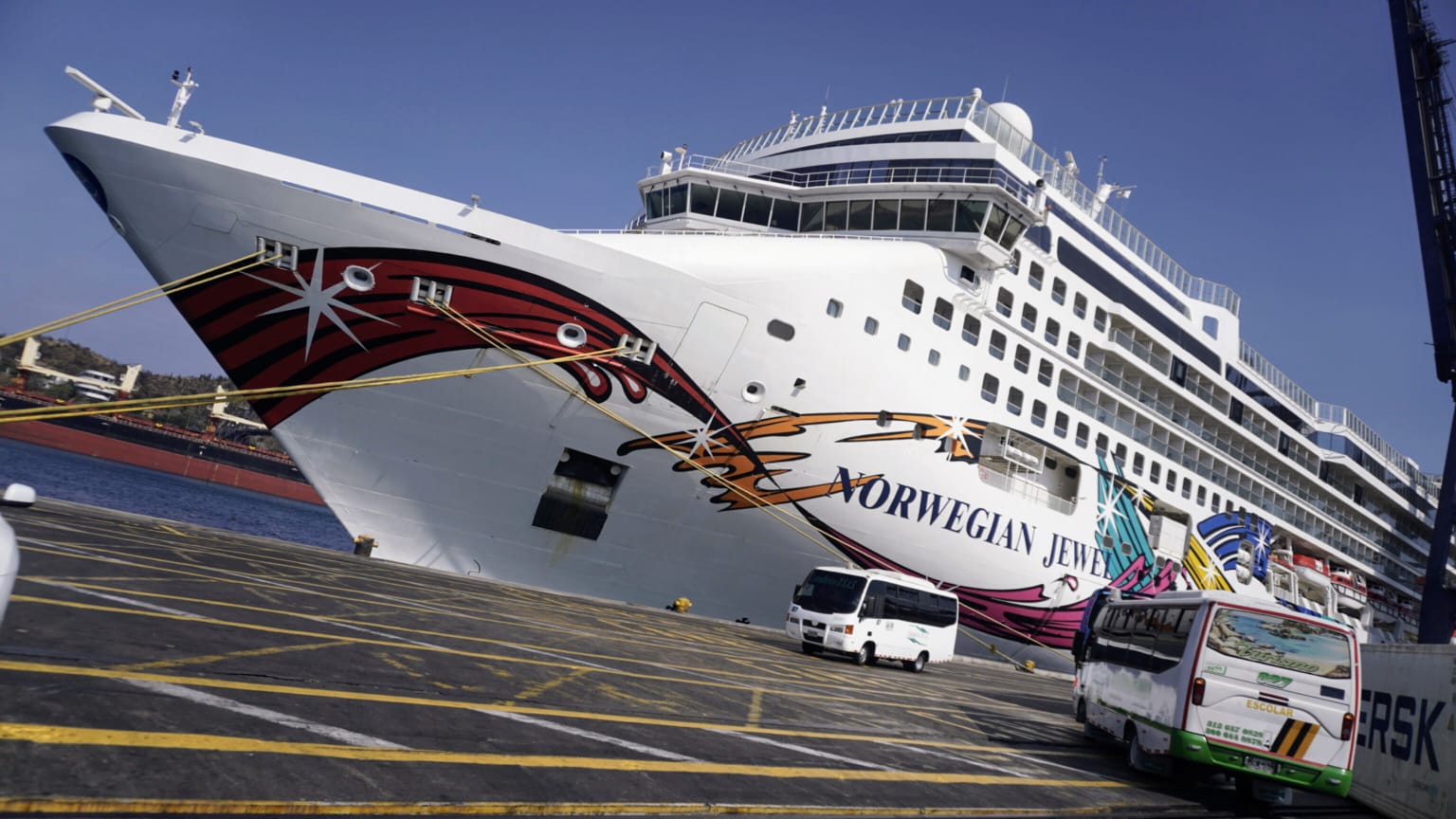 El megacrucero Norwegian Jewel arribó con 2449 turistas al Puerto de Santa Marta