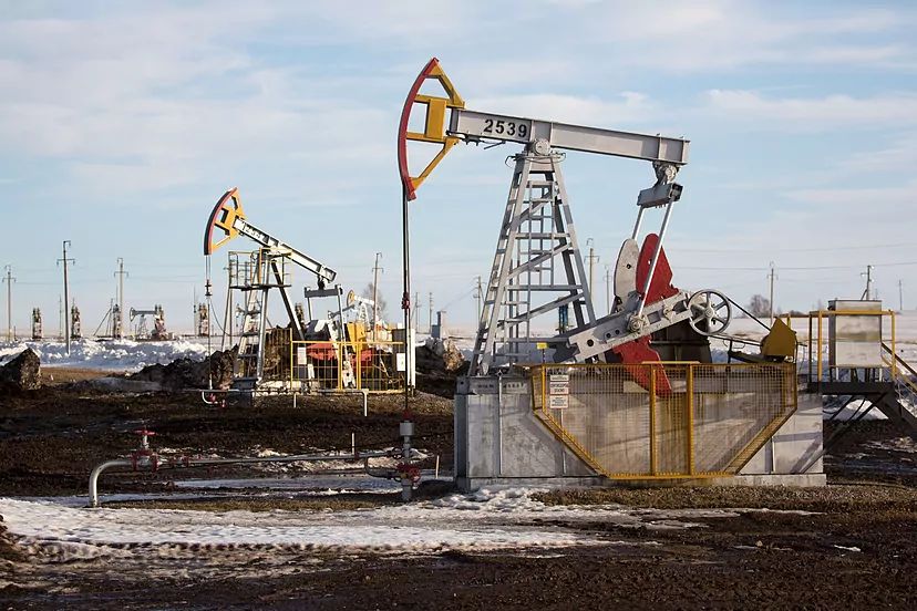 El precio del petróleo se dispara tras el anuncio de recortar más de un millón de barriles diarios