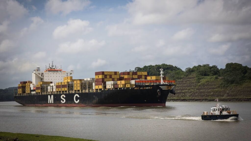 Navieras pagan millones de dólares por cruzar más rápido el canal de Panamá
