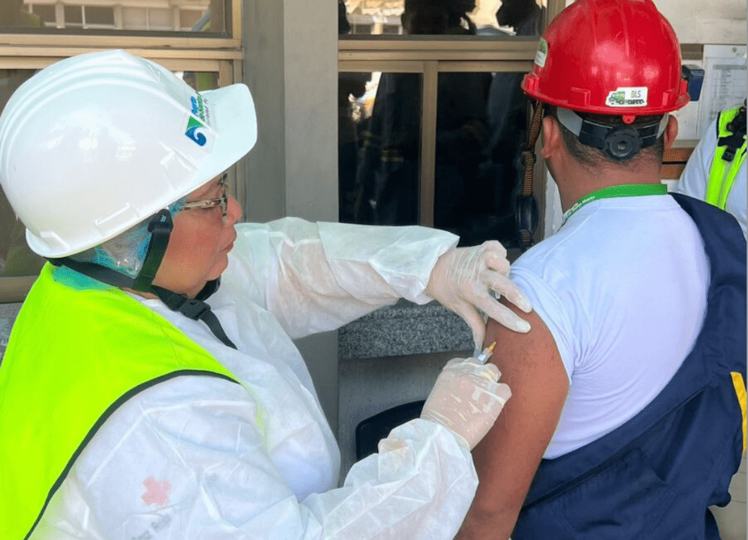Puerto de Santa Marta refuerza la prevención: colaboradores reciben primera dosis contra el dengue
